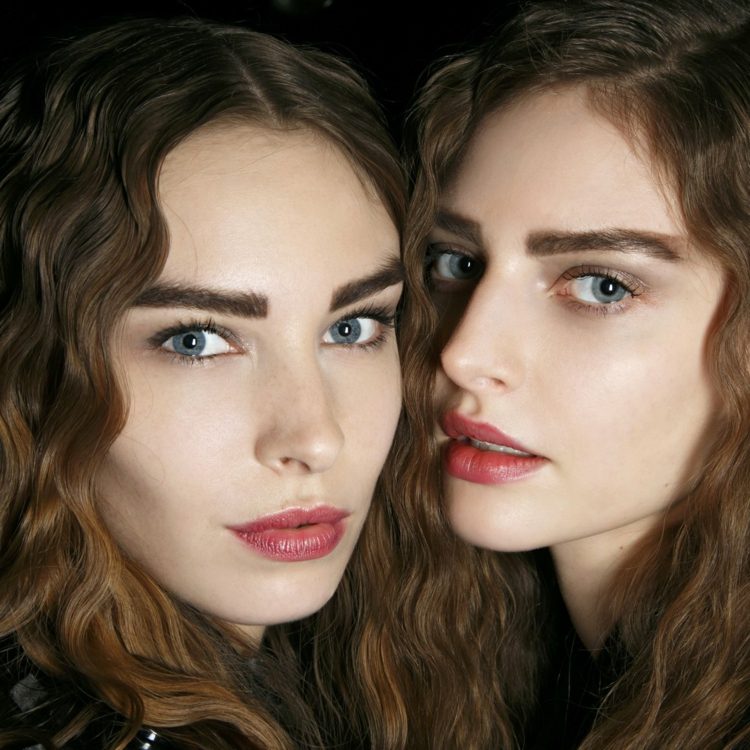 frumos în mod natural - buze roz și gene spălate idei naturale de machiaj feminin machiaj sprâncene groase Revelion