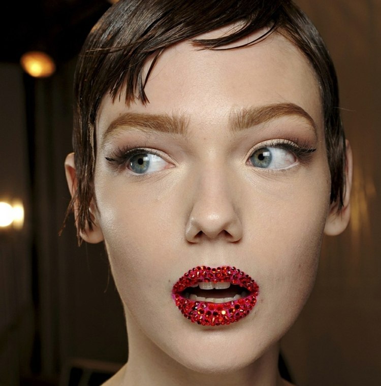 Excentric de frumoase - buze roșii cu perle sclipitoare buze roșii originale elemente sclipitoare de Revelion perle