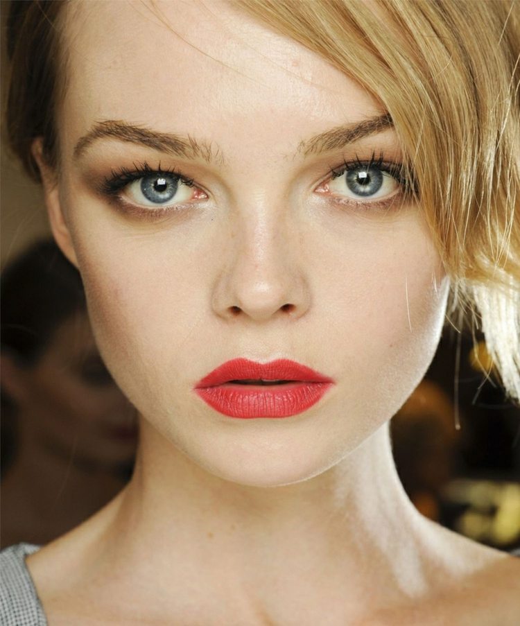 ruj mat și fard de bronz pe pleoapa superioară buzele roșii ochii albaștri compensează ocaziile speciale festive