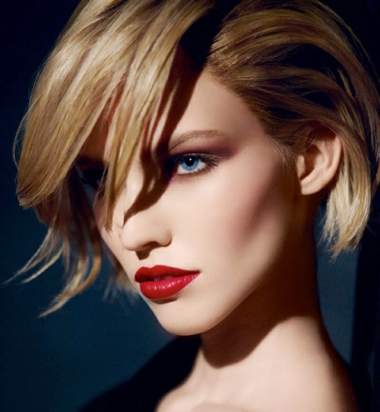 buze roșii și fard violet - pentru femeile cu ochi albaștri buzele roșii accentuează ochii accentuează obrajii roșesc