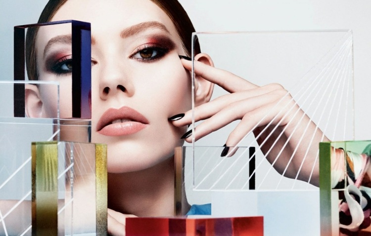 Ideile de machiaj de Revelion, ochii aplică fardul purpuriu