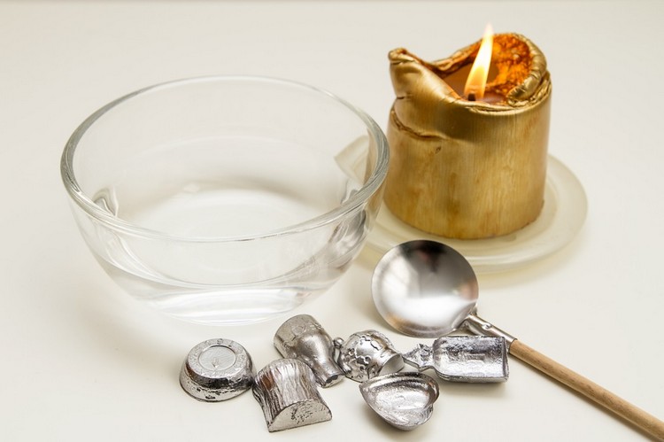 Joacă turnarea plumbului în ajunul Anului Nou Jocuri de Revelion tipice-obiceiuri-plumb-turnare-tradiție-Profeție de Revelion