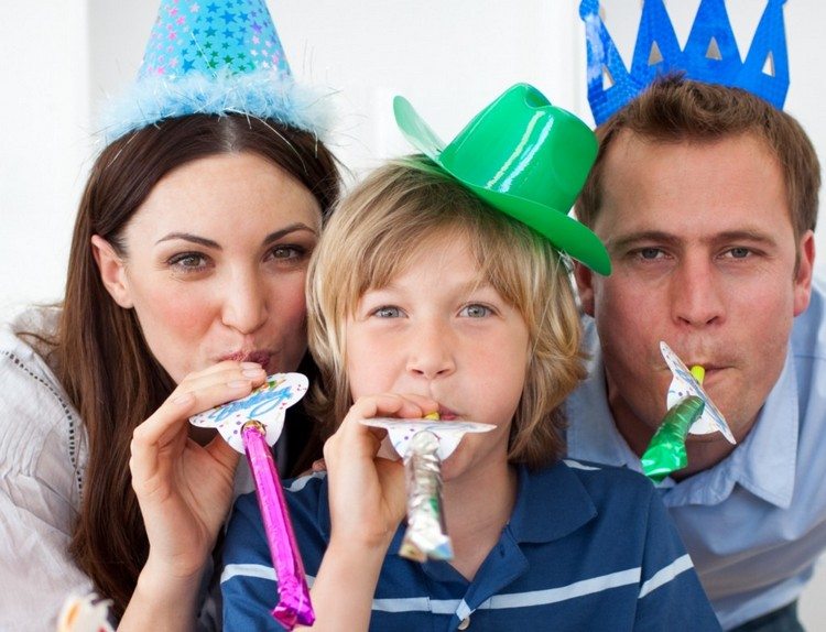 Sărbătoriți Anul Nou cu familia Jocuri de revelion familie-copii-adulți-idei-amuzant-ajun de revelion