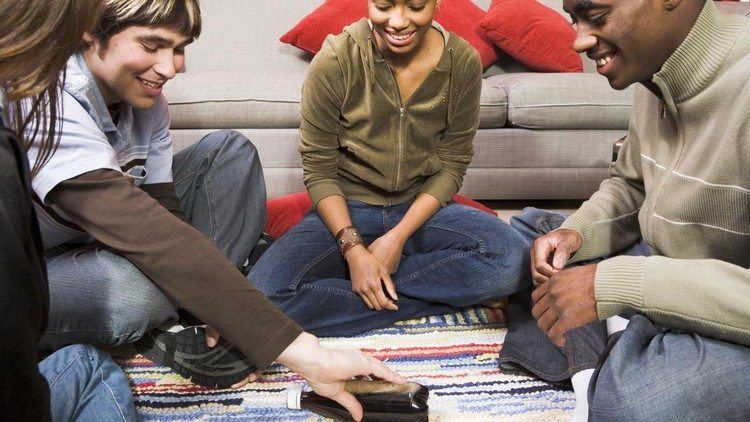 Distracție pentru adolescenți Anul nou-jocuri-adolescenți-fapt-adevăr-risc-învârt ideea de sticlă