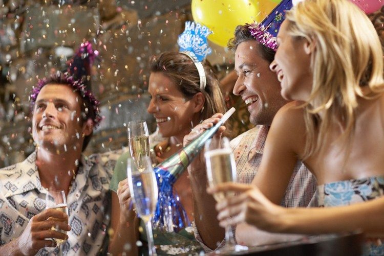 Jocuri de Revelion pentru petrecerea de Revelion cu prietenii Jocuri de Revelion pentru adulți-distracție-Revelion jocuri-petrecere-petreceri-confetti