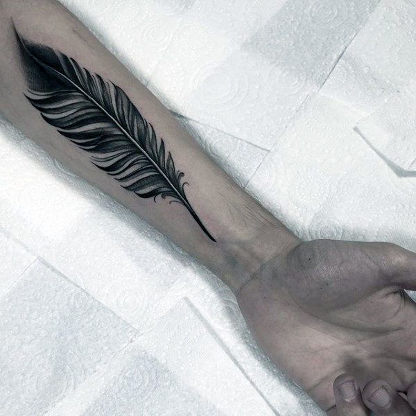 男のための大胆な黒い羽のタトゥー