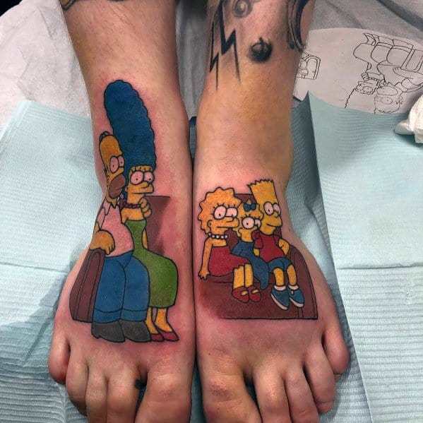 Tatouage de la famille Simpsons sur la jambe