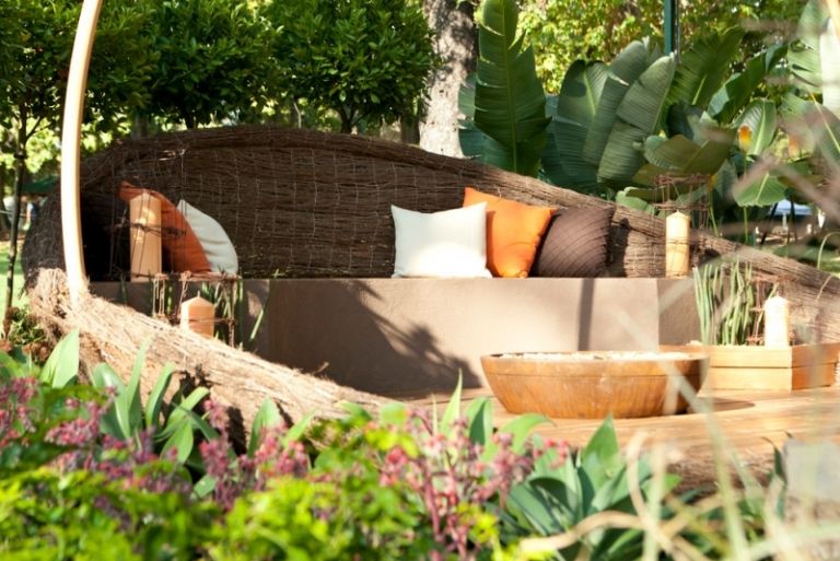 Mobilier de grădină din ratan și bancă de grădină din beton la scaun Scaun-în-grădină-bancă-din-beton-romantică-din-ratan