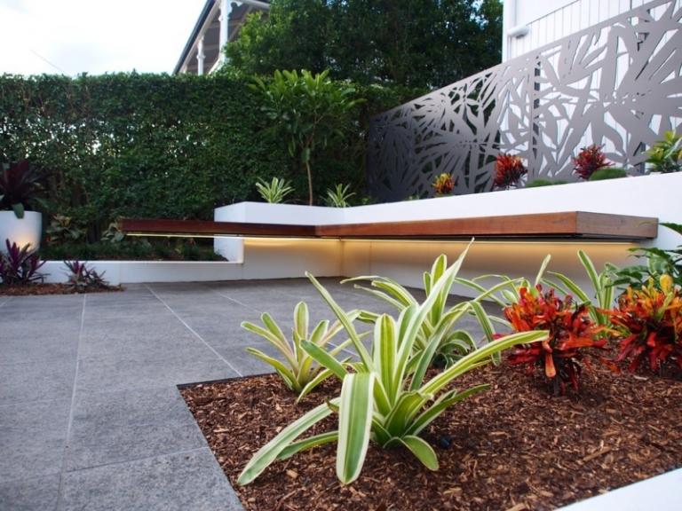 Bancă de grădină din lemn cu iluminare și ecran din oțel corten Locuri-în-grădină-bancă-din-lemn-idei-de-iluminat