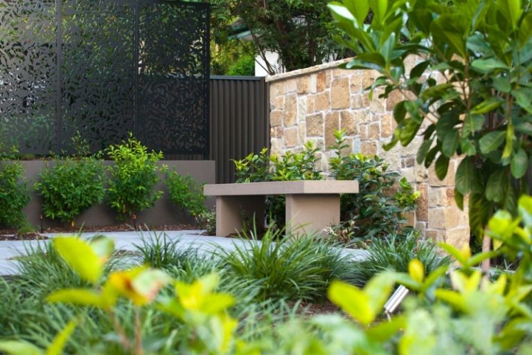 Așezarea-în-grădina-grădină-bancă-zid-de-piatră naturală