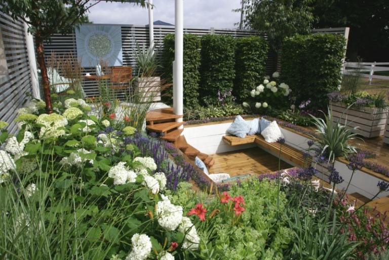 Plantele de gard viu oferă confidențialitate pentru scaun Așezarea-în-grădina-bancă-perete-verde-plantat