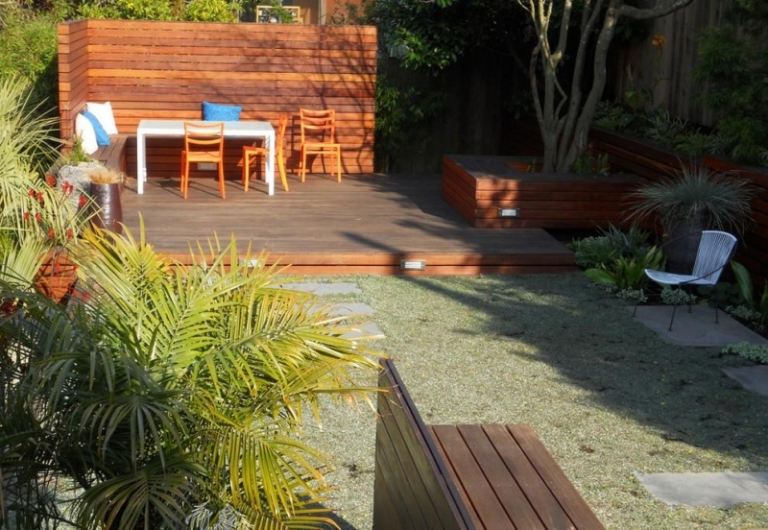 Bancă de grădină din lemn integrată în gardul din lemn Locuri-în-grădină-protecție-confidențialitate-mobilier-design-modern