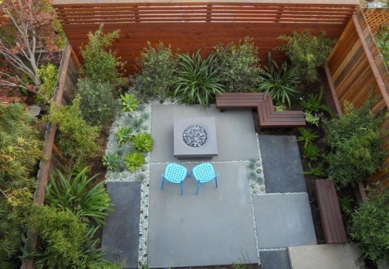 Grădină alocată cu zonă de relaxare și podea cu pietriș Așezarea-în-grădina-colț-bancă-foc-bol-grădina din față