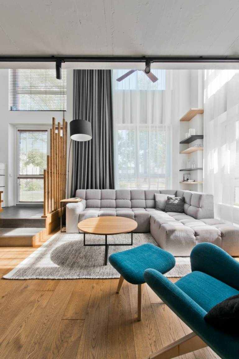 Perdele gri în sufragerie Fotoliu gri încastrat în stil scandinav, scaun turcoaz