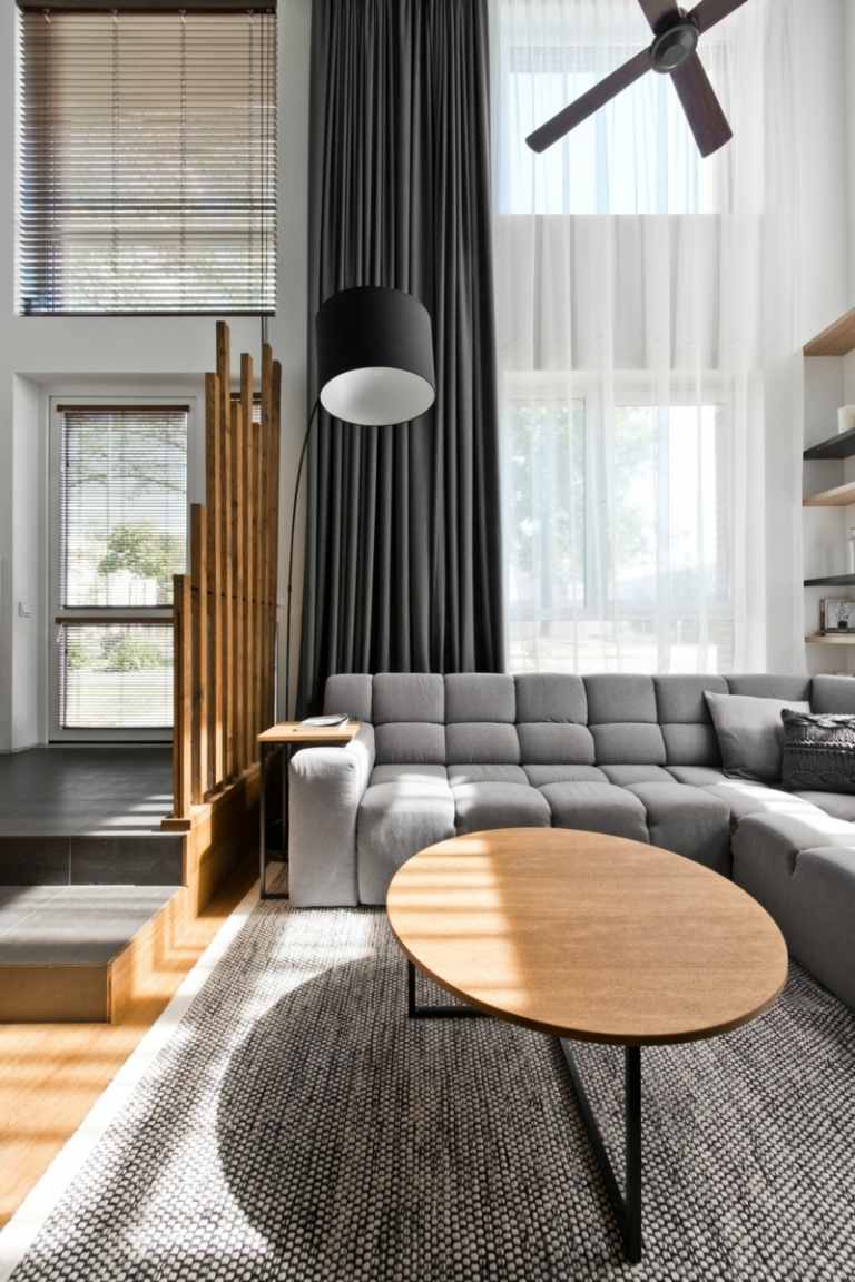Covor gri ca accesoriu Stil scandinav în masă de cafea rotundă gri, tapițerie pentru canapea
