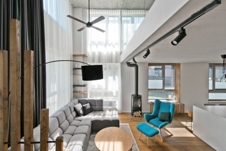 Canapeaua gri atrage atenția stil scandinav parchet gri design atmosfera calda interior