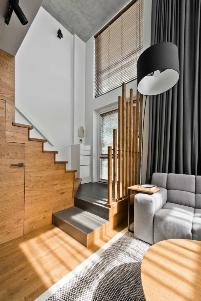 Gresie în gri pentru zona scării Stil scandinav în scări gri pereți despărțitori benzi de lemn benzi covor