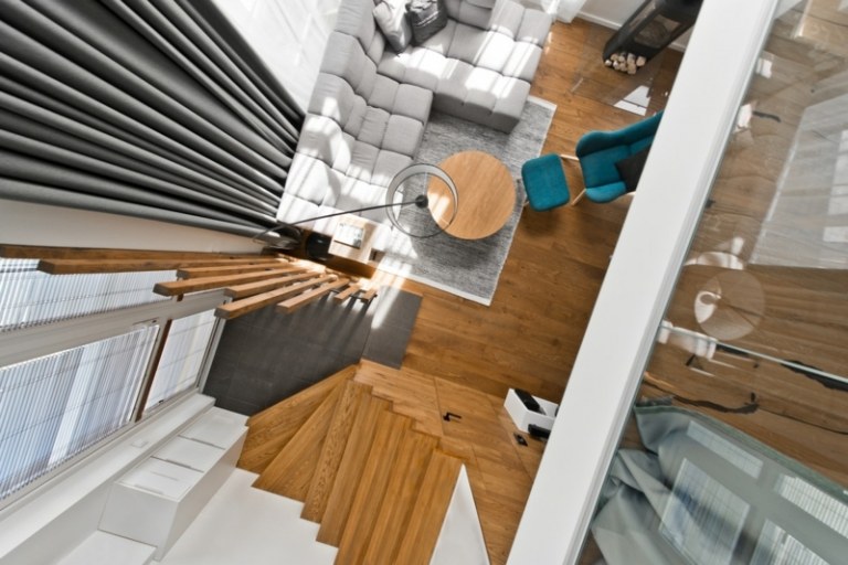Interiorul scandinav de sus Perdele în stil scandinav gri deschis zona de living mansardă lituania