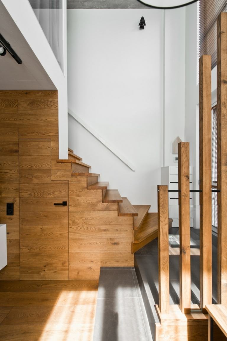 Stil scandinav în gri - zonă scară modernă stil scandinav lemn cenusiu accente trepte design mansardă idee de design