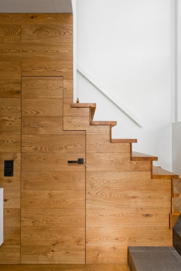 Mobilierul scandinav include o cameră sub scări Ușă de cameră scară gri stil scandinav practic