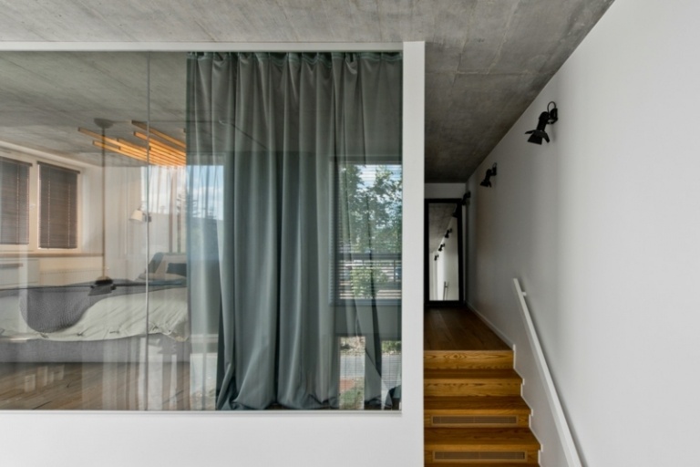 Stil scandinav în gri - al doilea nivel cu dormitor Stil scandinav design perete gri balustradă albă hol simplu