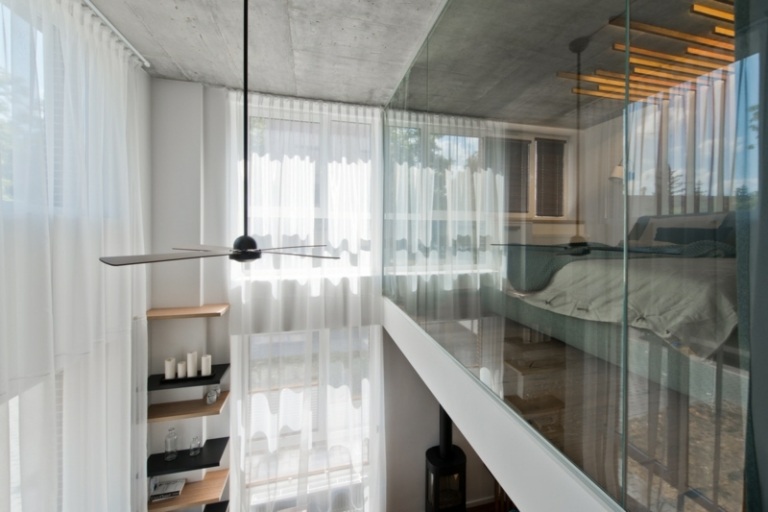 Stil scandinav în perete gri - sticlă Stil scandinav gri, tavan înalt, etaj, beton, raft, apartament