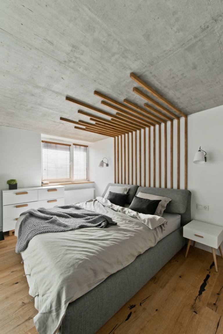Aspect scandinav cu o tăblie atractivă din benzi de lemn stil scandinav în aspect de beton gri noptieră dormitor alb
