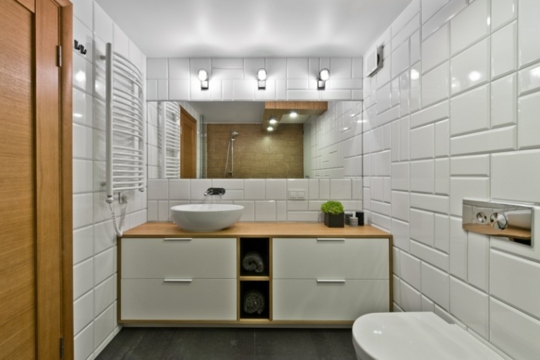 Stil modern în baie cu gresie albă stil scandinav baie cenușie albă faianță spălat dulap oglindă