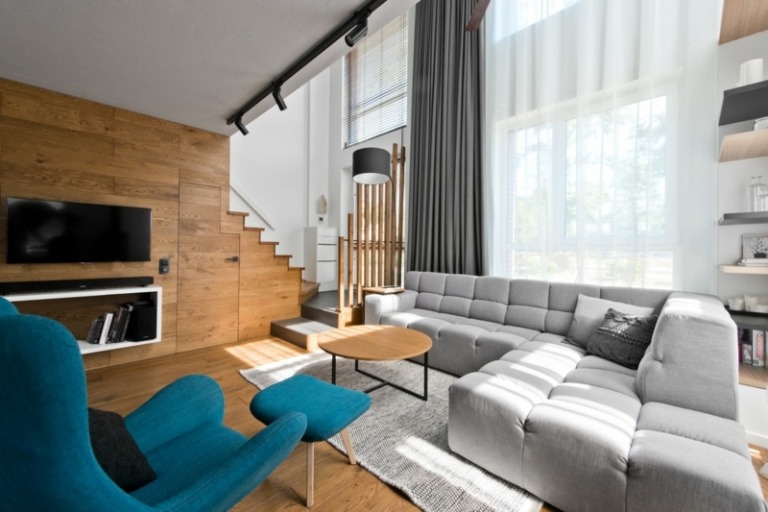 Stil scandinav în gri într-un apartament la mansardă la modă televizor de perete din lemn gri stil scandinav