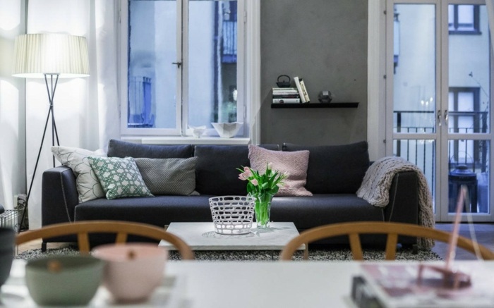 canapea design scandinav apartament living întunecat balcon