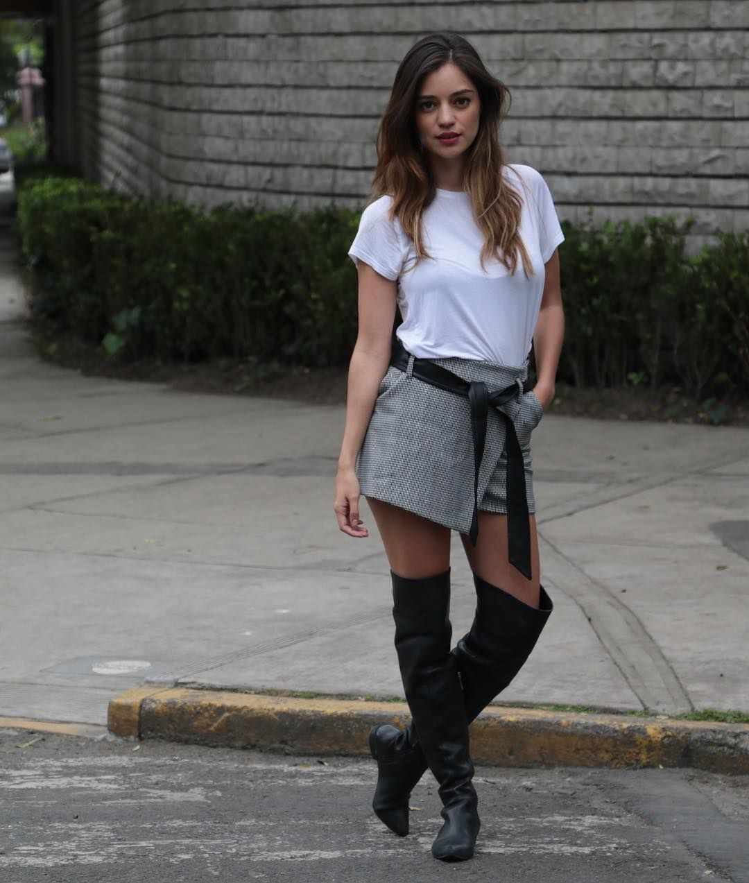 Combinați Skort Cizme peste genunchi Tricou Idei ținute Ombre Hair Brown