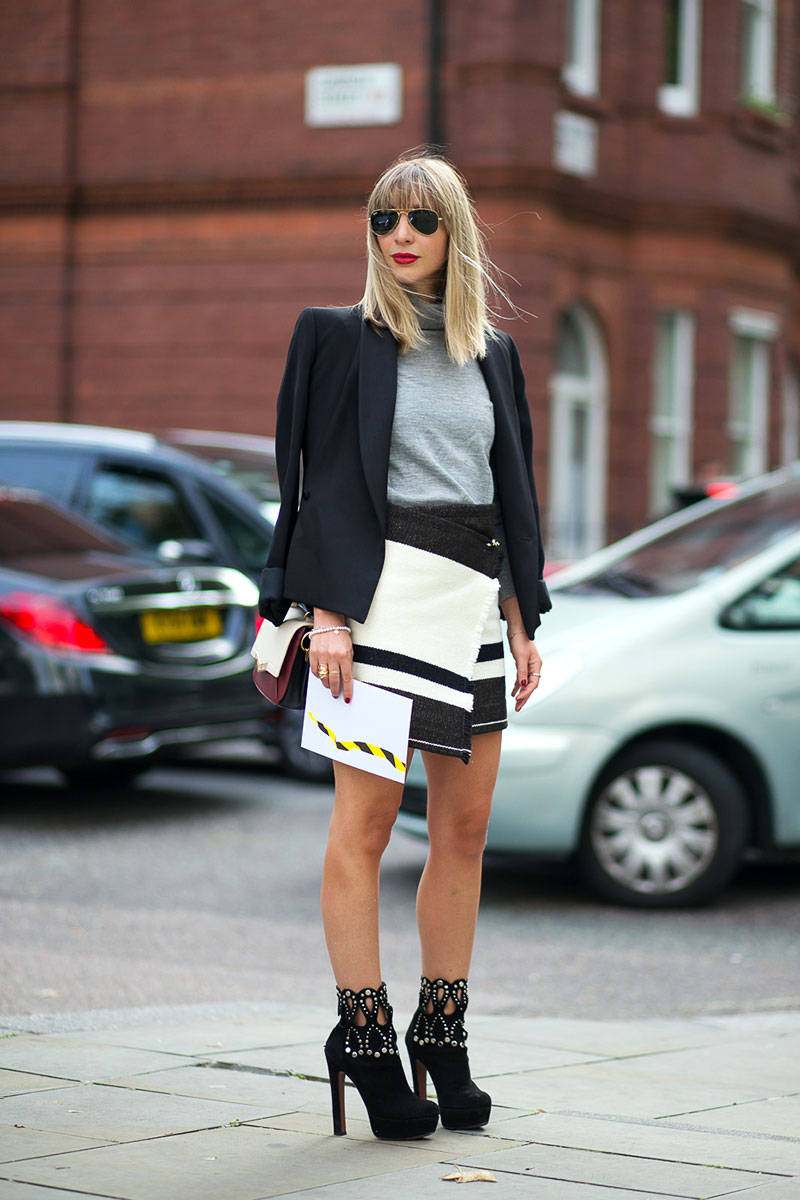 Skort combină tendințele modei de păr blond cu blondă gri, toamna