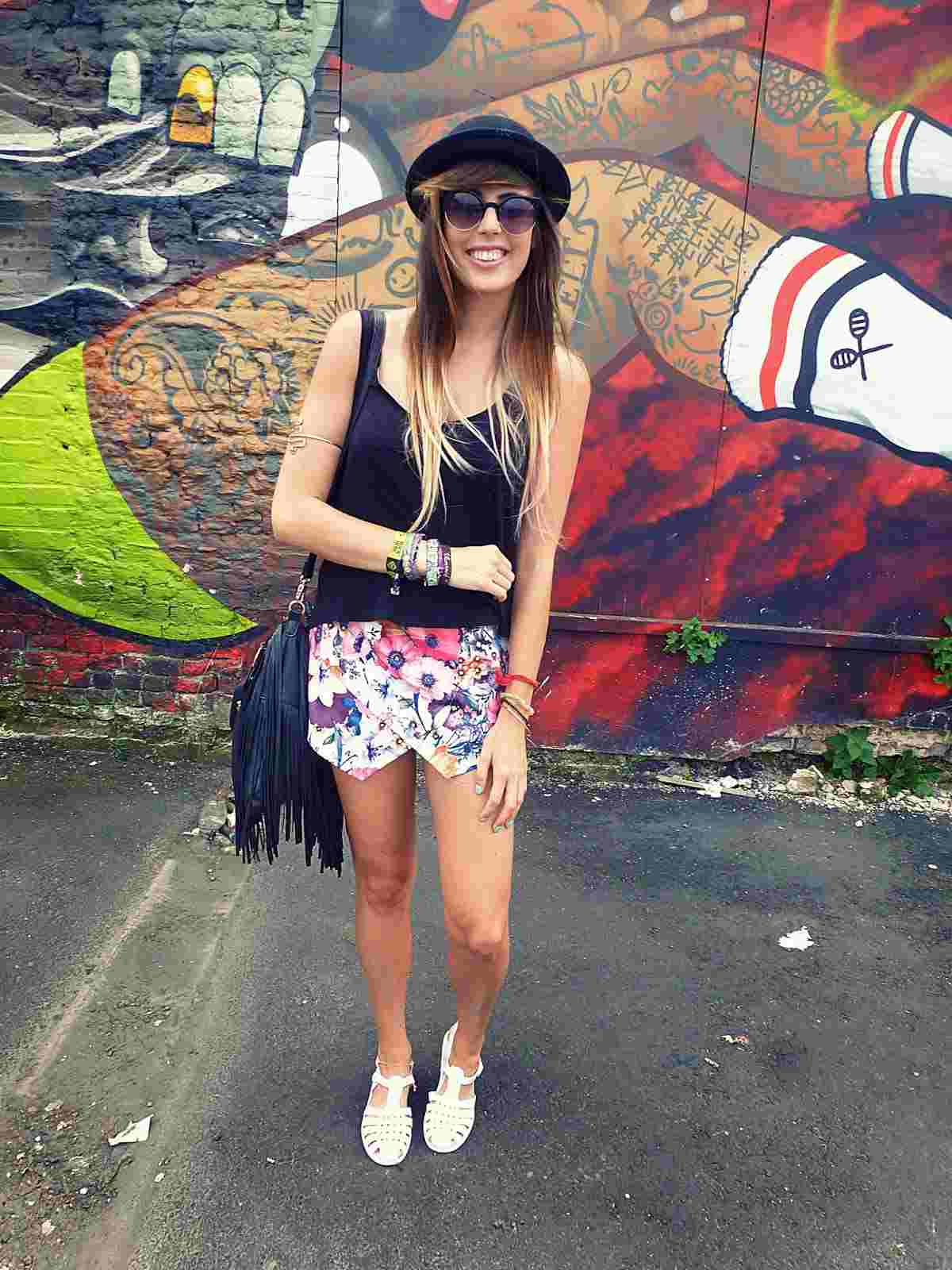 Skort combină sandale cu model floral pălărie pentru femei idei de ținute vara boho