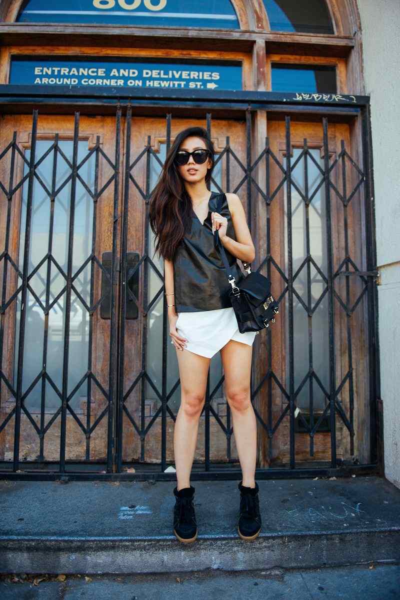 Skort combina bluza din piele adidasi geanta din piele tendinte moda vara femei