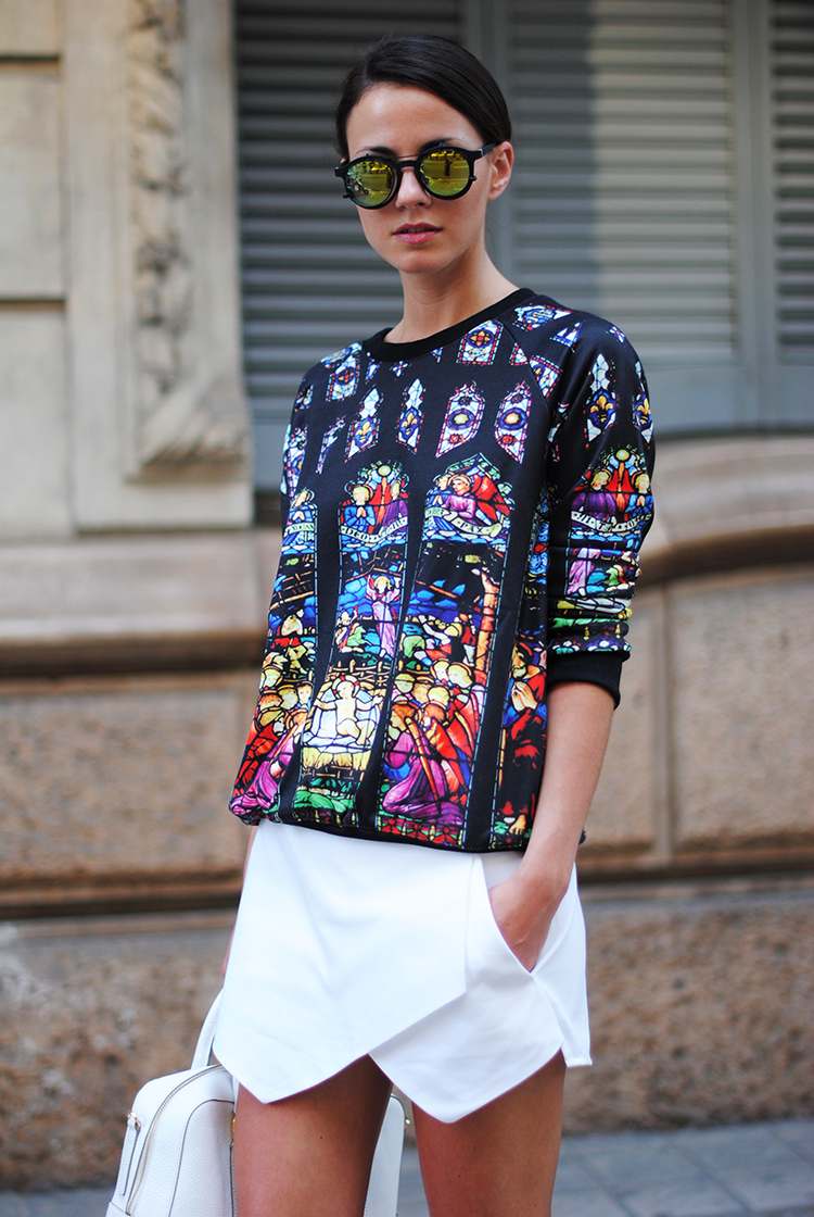 Skort combină pulover ochelari de soare rotunzi păr negru tendințele modei femei