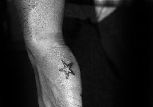 Tatuagem de estrela pequena disponível