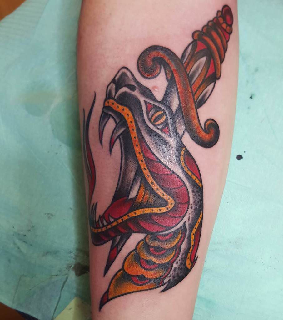 Gyvatė su kardais tatuiruotė