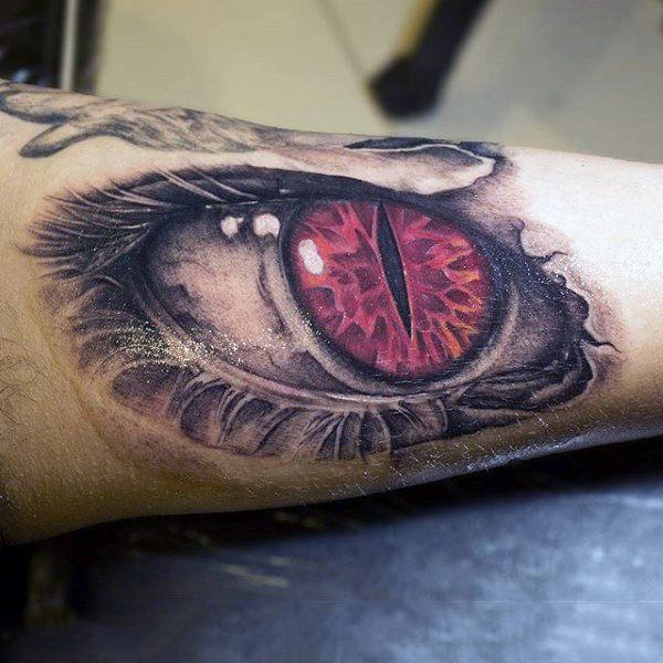 Tetovaža crvenog zmijskog oka
