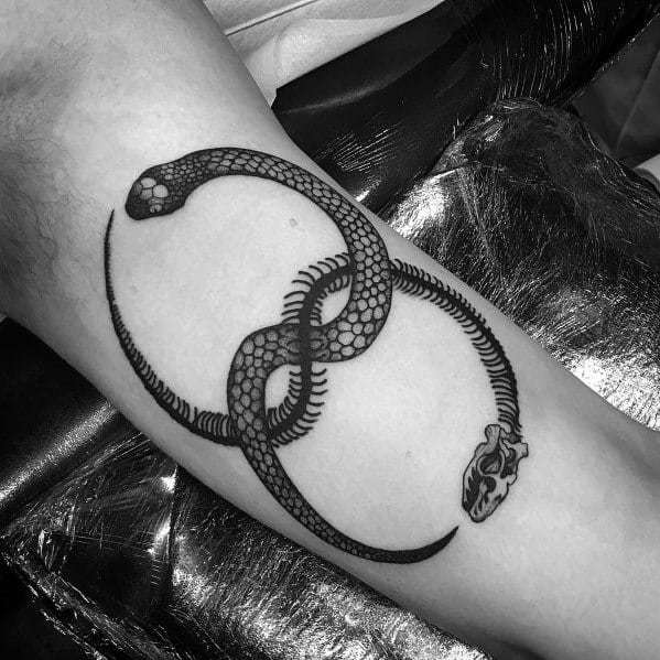 Tatuaggio serpente sul braccio per uomo