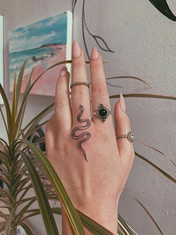 Piccolo tatuaggio serpente azteco per le donne sul dito