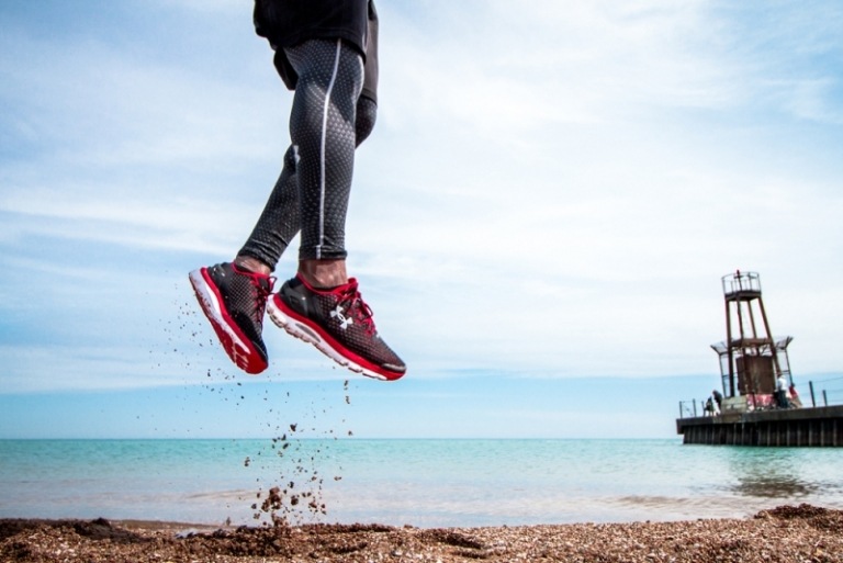 Adidași-trend-modern-roșu-sub-armură-gemeni