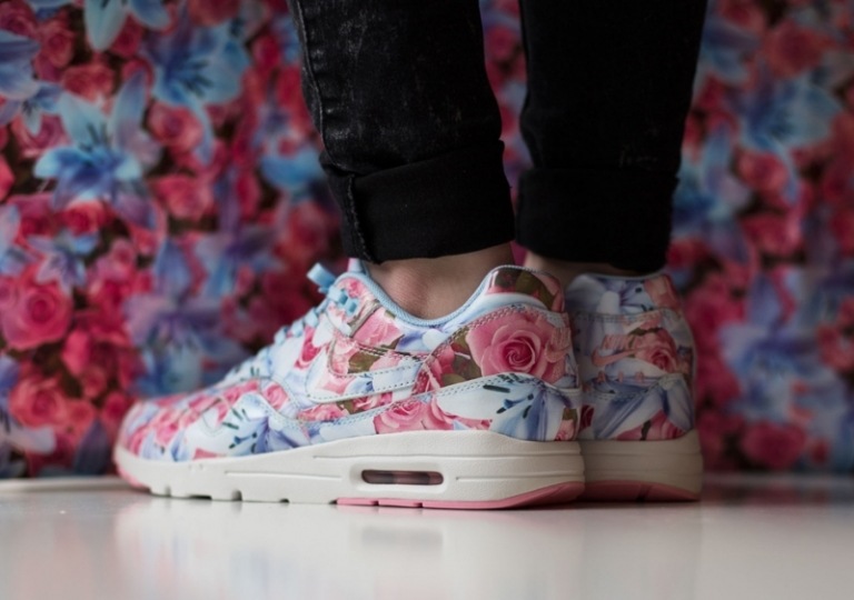 Tenisi-trend-motive-florale-piele-nike-air-max
