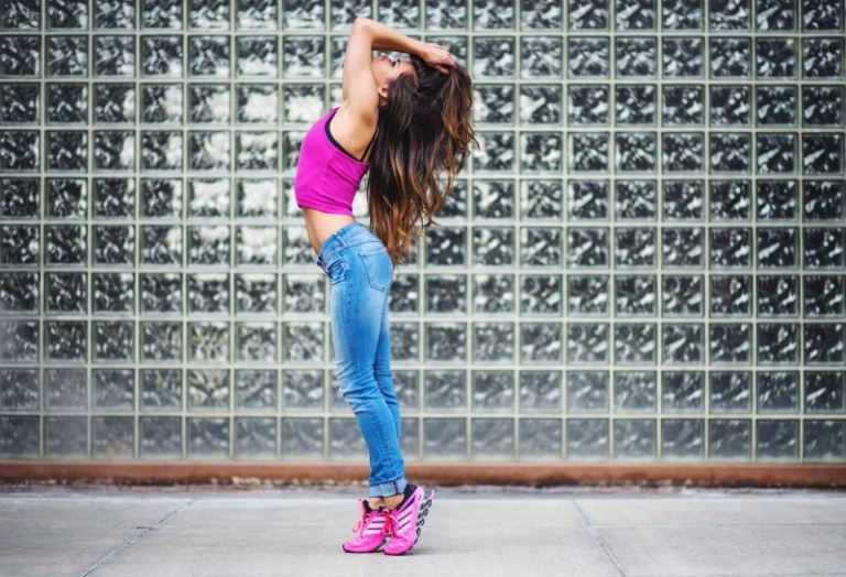 Adidași m trend Adidas-roz-sportivi-blugi