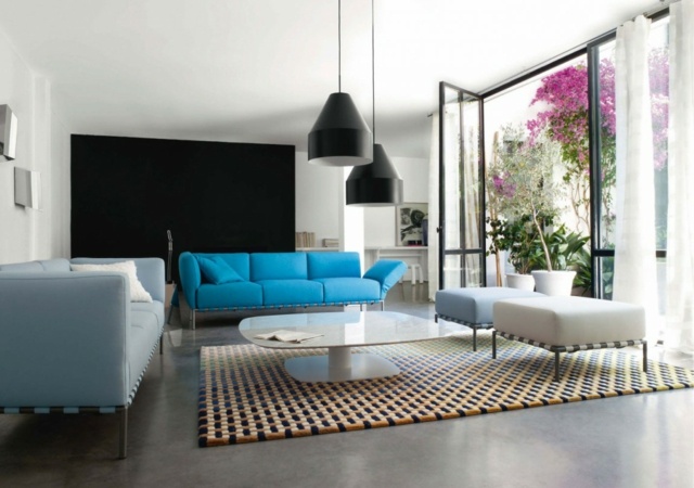 Covor alb de canapea albă Ligne Roset canapea albastră scaun alb covor podea din beton