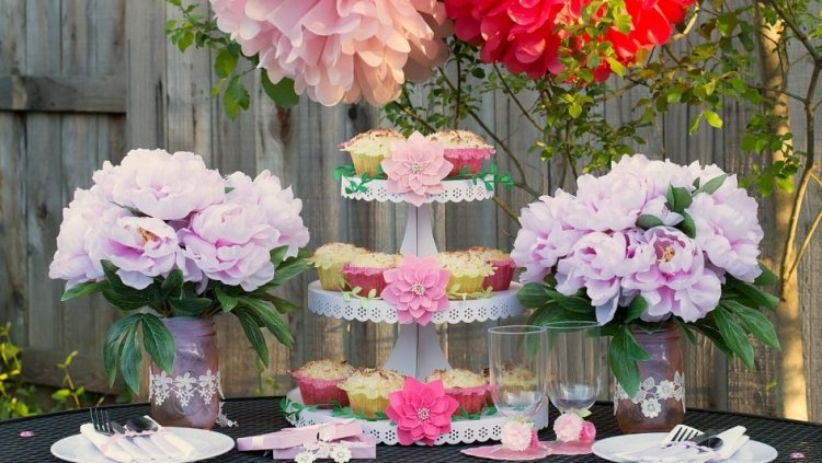 Flori de Rusalii și torturi se ridică cu brioșe vara-decorare-masa-tort-suport-briose-bujori-minunata
