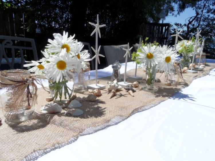 Margarete, stele de mare și alergători de sac vara-decorare-masă-flori-scoici-alergători-saci-lumini de ceai-stele de mare