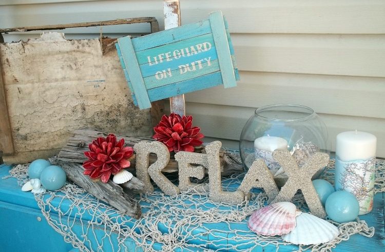 decor maritim cu plasă, scoici și lumânări albe decorare-masă-de-vară-relaxare-maritimă-midii-plasa-cu-lumânări-lemn-de-derivat