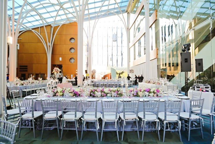 decor de nunta frumos, elegant, în culoare liliac masă-de-vară-decorare-nuntă-lux-liliac-culoare-buchet-masă-frumoasă-elegantă