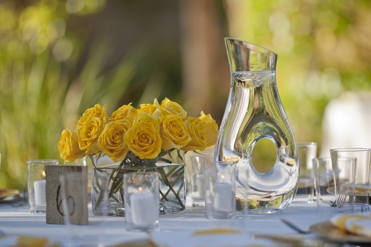atingere proaspătă cu trandafiri galbeni pe masă decoratiuni de masa de vara-trandafiri-galben-wase-pahare-de-apa-gradina-petrecere-ceai lumini
