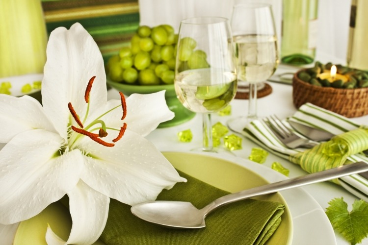 Lilium în șervețele de pânză albă și verde fistic vara-masa-decorare-lilium-alb-verde-pahare-vin-tacamuri-servetele-din-panza